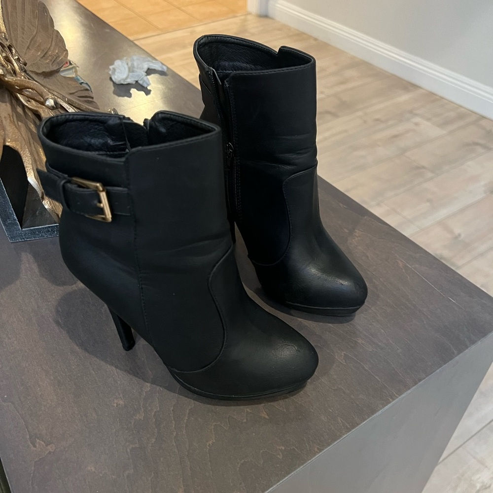 Ankle golden buckled side zip platform high heels booties